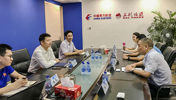 7月9日，集團公司董事長李漢東、副總經(jīng)理龔勇一行前往上航假期國際旅行社總部，拜訪上航假期總經(jīng)理靳黎軍，雙方就下一步開展更加深入的合作進行了洽談。市場營銷部、經(jīng)營管理部相關(guān)負(fù)責(zé)人陪同參加。.png