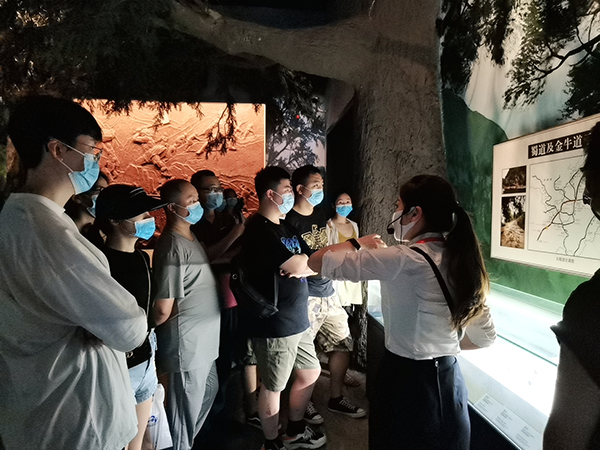 1658110419102592.jpg 安檢站旅檢一隊開展“學(xué)歷史 促凝聚”團建活動2.jpg