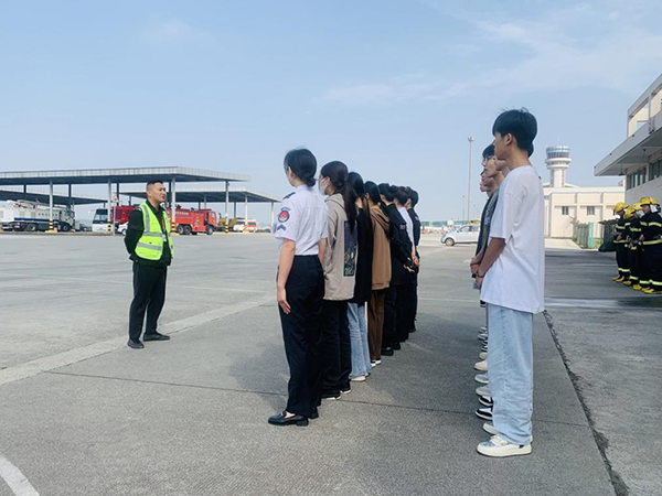 綿陽機場安檢站對閬中機場、民航校  實習生開展軍訓.png