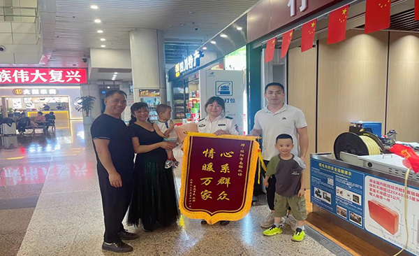 心系群眾，情暖萬家—— 綿陽機場安檢站暖心服務(wù)獲錦旗.png