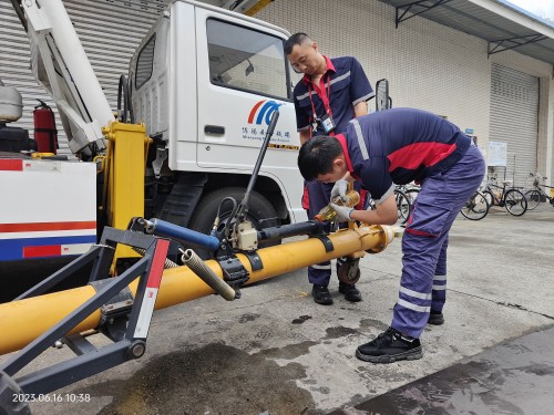 1687144474945752.jpg 機務(wù)部搶修牽引桿6.16_副本.jpg