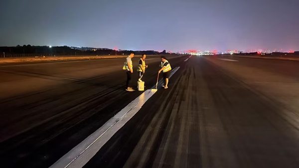深夜，航班結(jié)束后，工作人員對(duì)跑道中心線進(jìn)行復(fù)新_副本.jpg